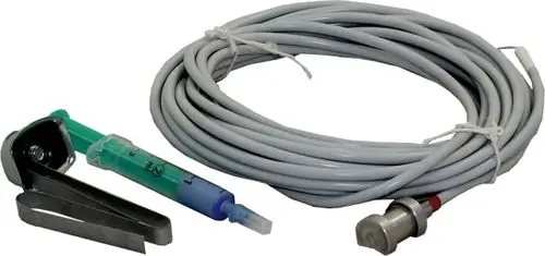 Kabelsensor mit metallischem Anschluss und befestigtem Schlauch. Teile in Grün und Silber, geeignet für Steuertechnik. Hersteller Wolf erkennbar.